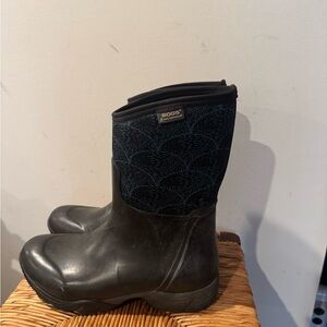 BOGS Women's Black and Dark Blue Winter Boots Size 9